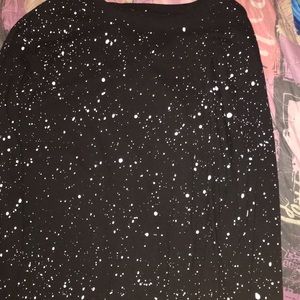 𝑎 𝑏𝑙𝑎𝑐𝑘 𝑙𝑜𝑛𝑔 𝑠𝑙𝑒𝑒𝑣𝑒 𝑠ℎ𝑖𝑟𝑡